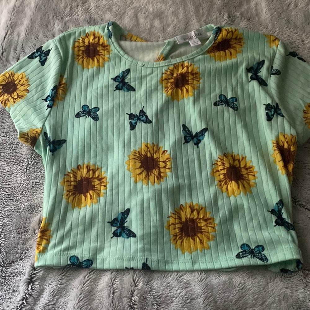 It’s a crop top in the size L in juniors